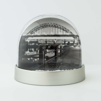 Snow Globe Tyne Bridge BW