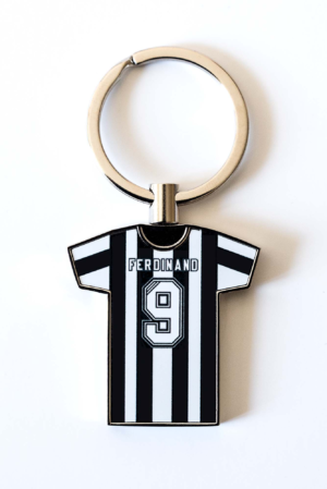 T-shirt Keyring Ferdinand No9, Newcastle United Football Club, NUFC, Geordie, St. James Park, Newcastle upon Tyne, Geordie Gift, Newcastle Gift, Newcastle souvenir, League Cup, Carabao Cup, Retro t-shirt, Kevin Keegan, Andy Cole, Alan Shearer, 1995-96 Retro Shirt
